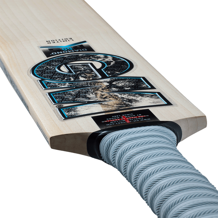 Gunn & Moore Diamond 404 Lite Junior Cricket Bat 2026