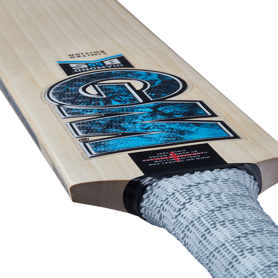 Gunn & Moore Diamond 404 Junior Cricket Bat 2025
